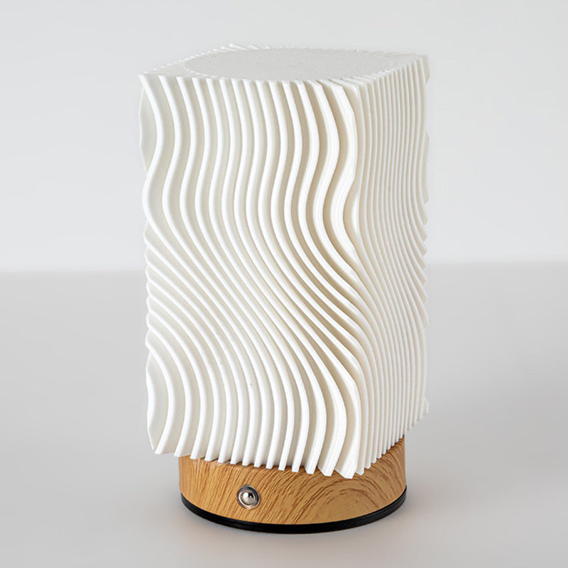 Lampe de table LED contemporaine nordique rechargeable en acrylique et bois avec texture ondulée pour lumière de nuit de chevet 