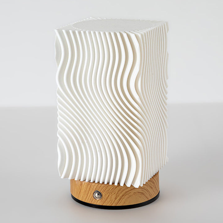 Lampe de table LED contemporaine nordique rechargeable en acrylique et bois avec texture ondulée pour lumière de nuit de chevet 