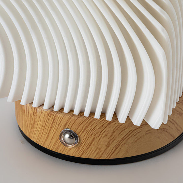 Lampe de table LED contemporaine nordique rechargeable en acrylique et bois avec texture ondulée pour lumière de nuit de chevet 
