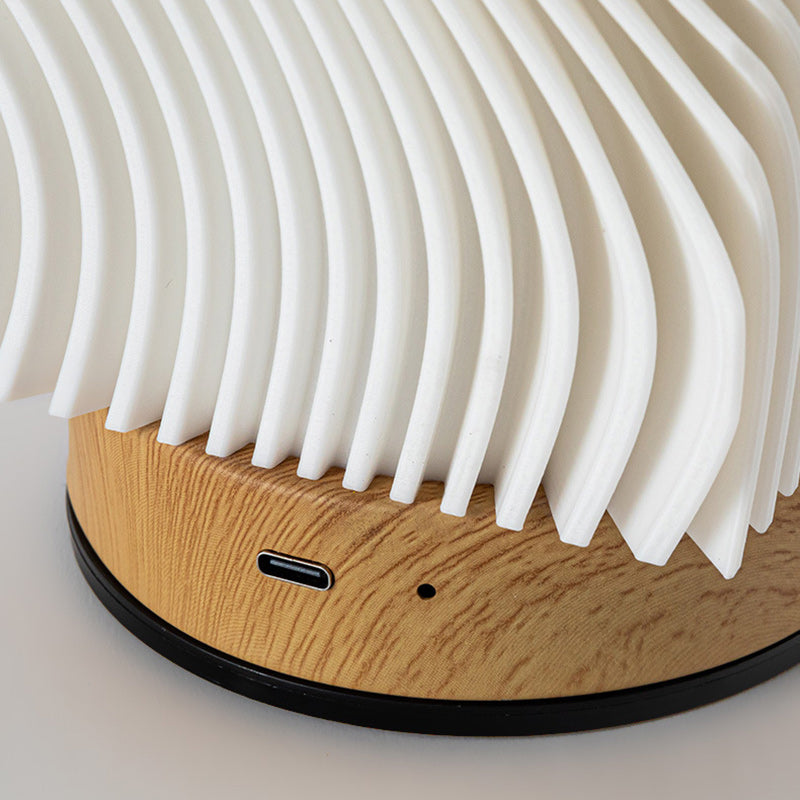 Lampe de table LED contemporaine nordique rechargeable en acrylique et bois avec texture ondulée pour lumière de nuit de chevet 
