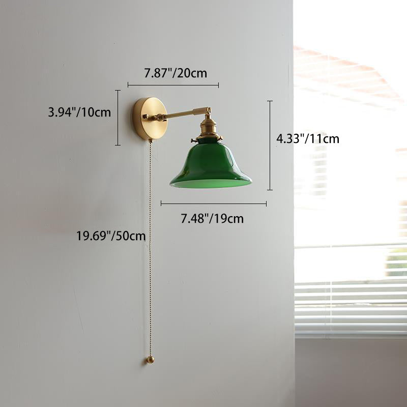 Zeitgenössische Retro Wandlampe aus Messing, Walnussholz und Glas mit Glockenform und Zugschalter, 1-flammig, für das Schlafzimmer 