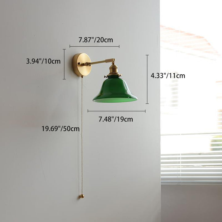 Zeitgenössische Retro Wandlampe aus Messing, Walnussholz und Glas mit Glockenform und Zugschalter, 1-flammig, für das Schlafzimmer 