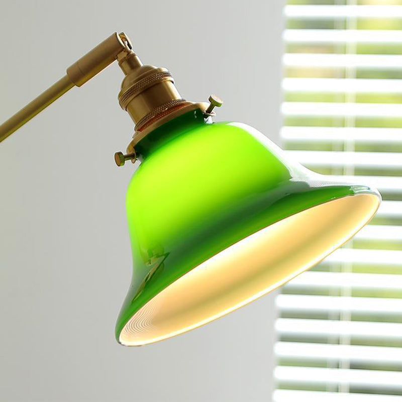 Zeitgenössische Retro Wandlampe aus Messing, Walnussholz und Glas mit Glockenform und Zugschalter, 1-flammig, für das Schlafzimmer 