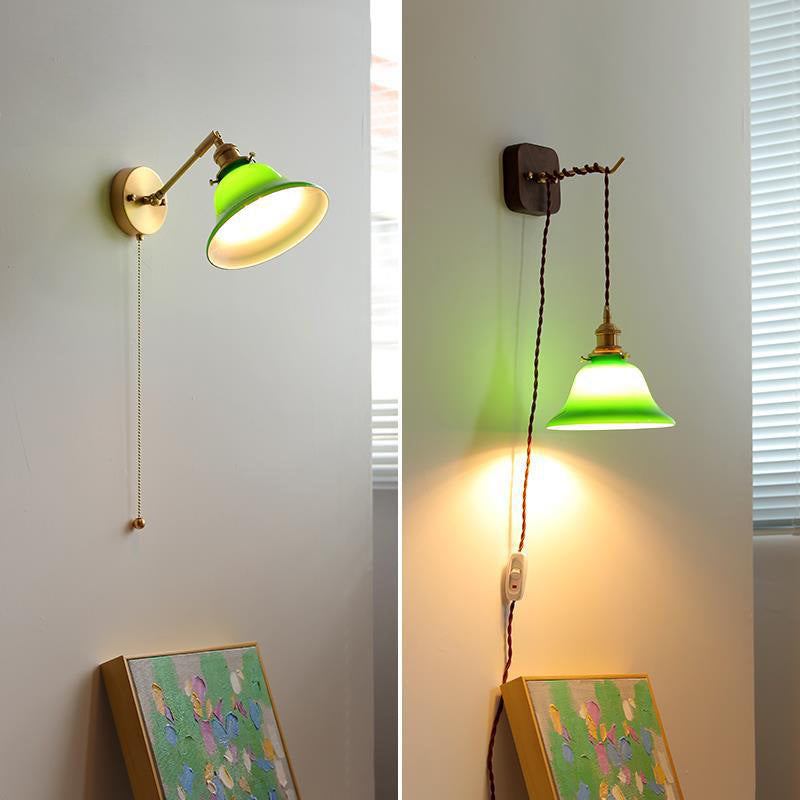 Zeitgenössische Retro Wandlampe aus Messing, Walnussholz und Glas mit Glockenform und Zugschalter, 1-flammig, für das Schlafzimmer 