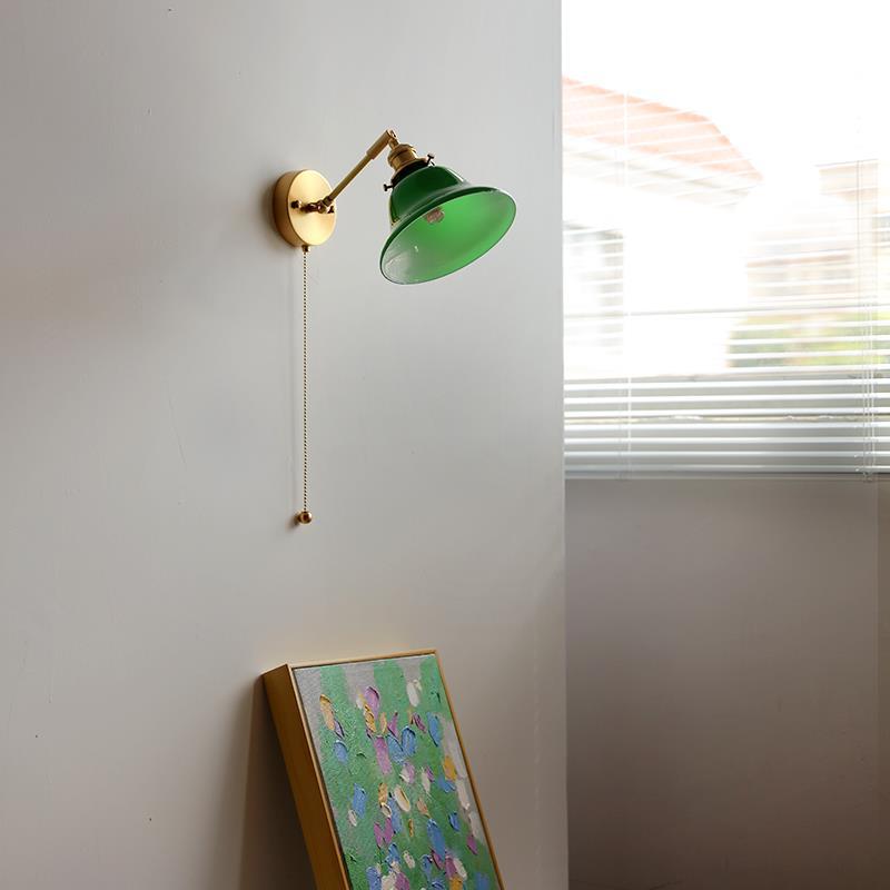Zeitgenössische Retro Wandlampe aus Messing, Walnussholz und Glas mit Glockenform und Zugschalter, 1-flammig, für das Schlafzimmer 