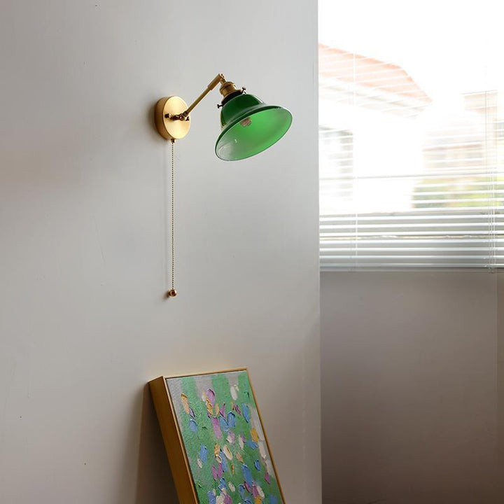 Zeitgenössische Retro Wandlampe aus Messing, Walnussholz und Glas mit Glockenform und Zugschalter, 1-flammig, für das Schlafzimmer 