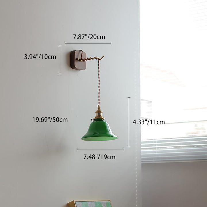 Zeitgenössische Retro Wandlampe aus Messing, Walnussholz und Glas mit Glockenform und Zugschalter, 1-flammig, für das Schlafzimmer 