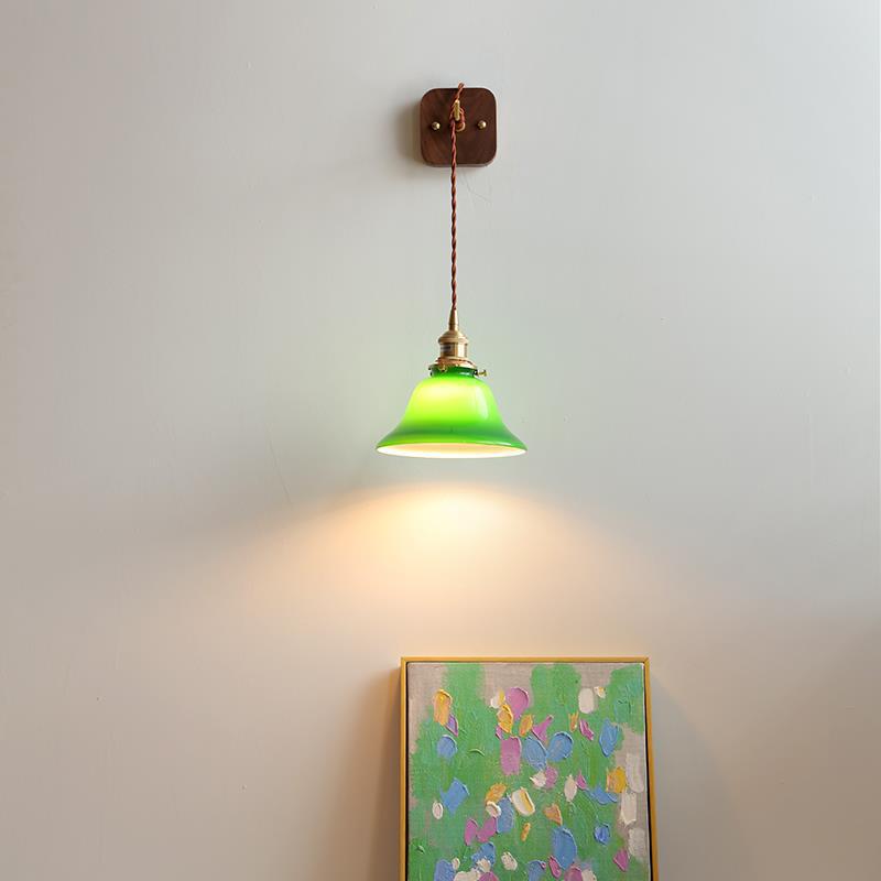 Zeitgenössische Retro Wandlampe aus Messing, Walnussholz und Glas mit Glockenform und Zugschalter, 1-flammig, für das Schlafzimmer 