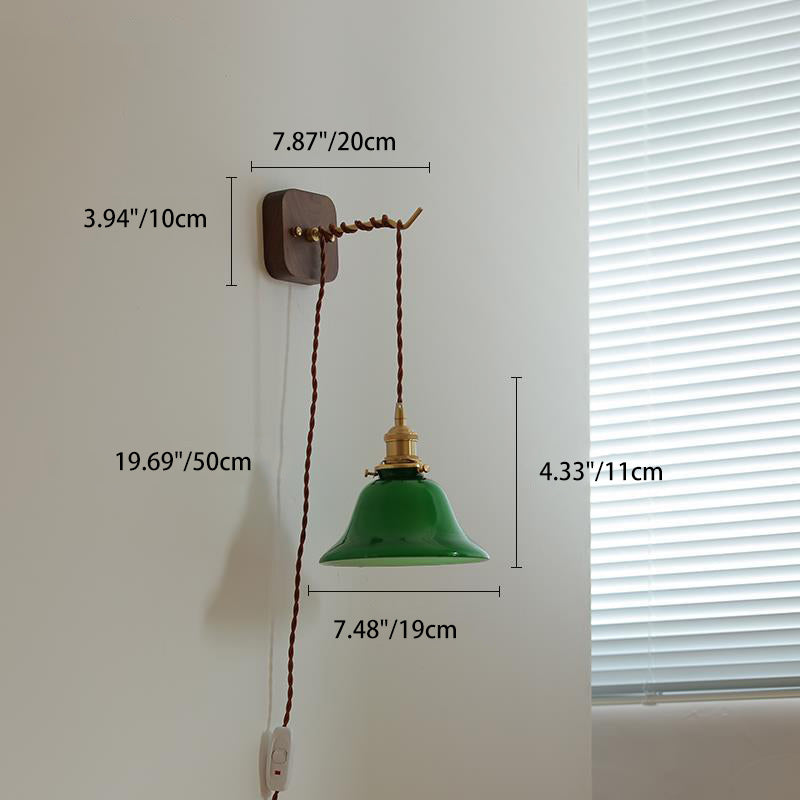 Zeitgenössische Retro Wandlampe aus Messing, Walnussholz und Glas mit Glockenform und Zugschalter, 1-flammig, für das Schlafzimmer 