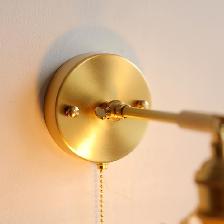 Zeitgenössische Retro Wandlampe aus Messing, Walnussholz und Glas mit Glockenform und Zugschalter, 1-flammig, für das Schlafzimmer 