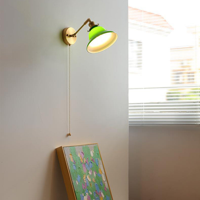Zeitgenössische Retro Wandlampe aus Messing, Walnussholz und Glas mit Glockenform und Zugschalter, 1-flammig, für das Schlafzimmer 