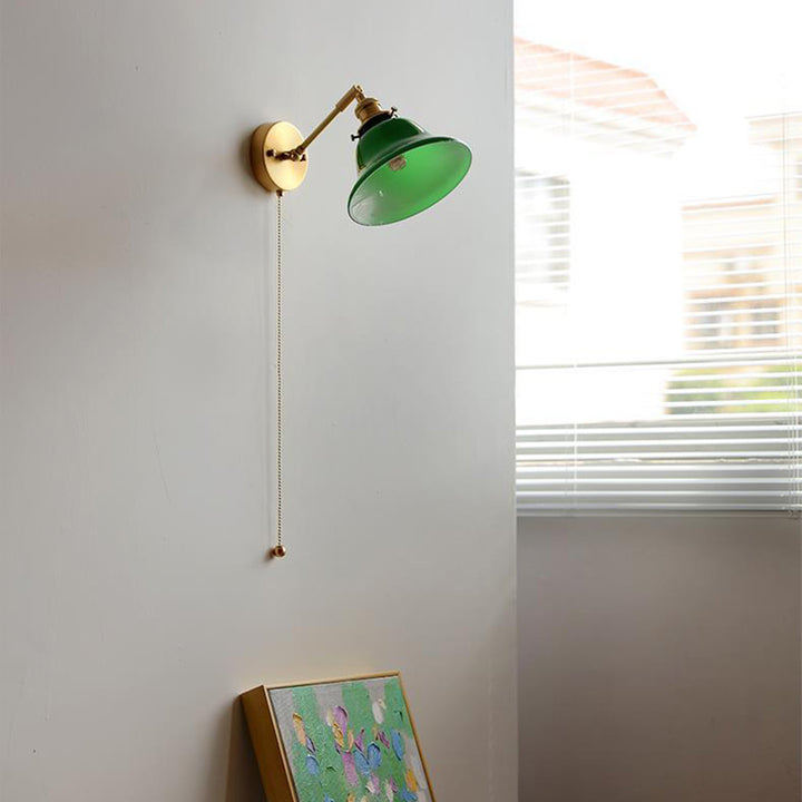 Zeitgenössische Retro Wandlampe aus Messing, Walnussholz und Glas mit Glockenform und Zugschalter, 1-flammig, für das Schlafzimmer 