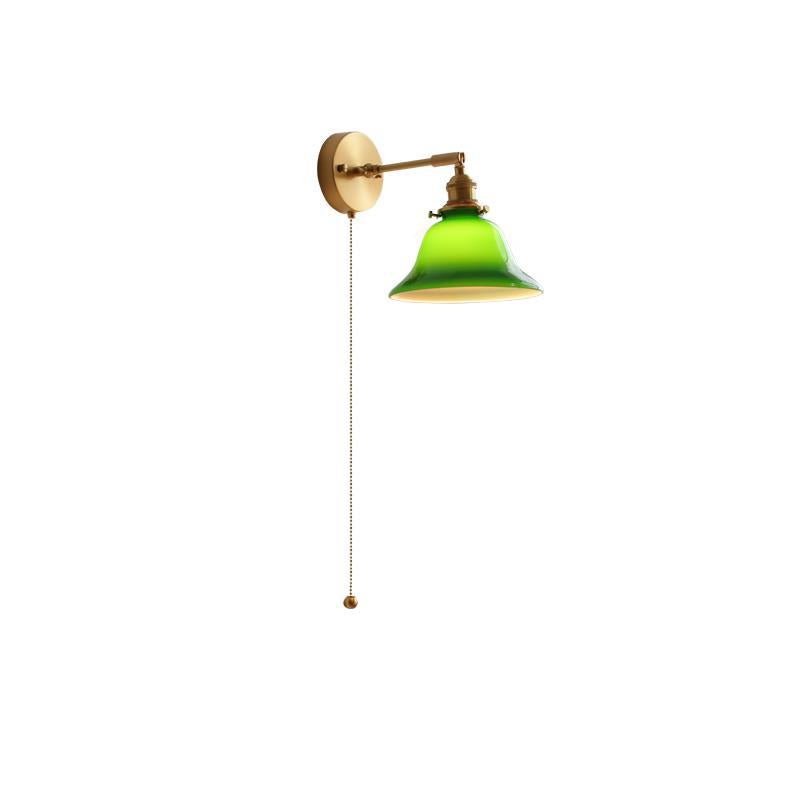 Zeitgenössische Retro Wandlampe aus Messing, Walnussholz und Glas mit Glockenform und Zugschalter, 1-flammig, für das Schlafzimmer 