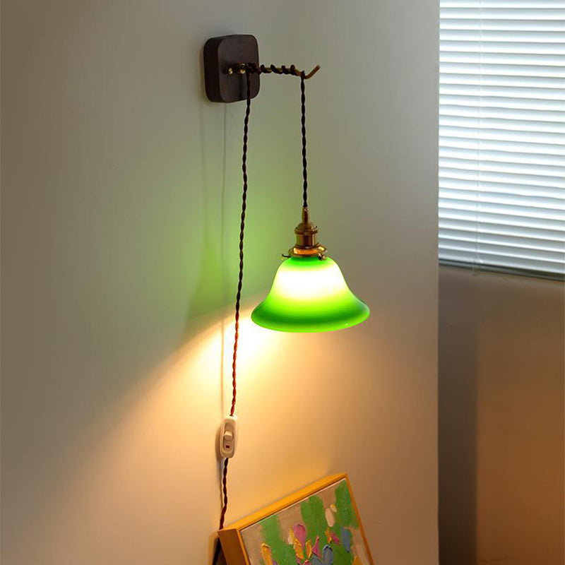 Zeitgenössische Retro Wandlampe aus Messing, Walnussholz und Glas mit Glockenform und Zugschalter, 1-flammig, für das Schlafzimmer 