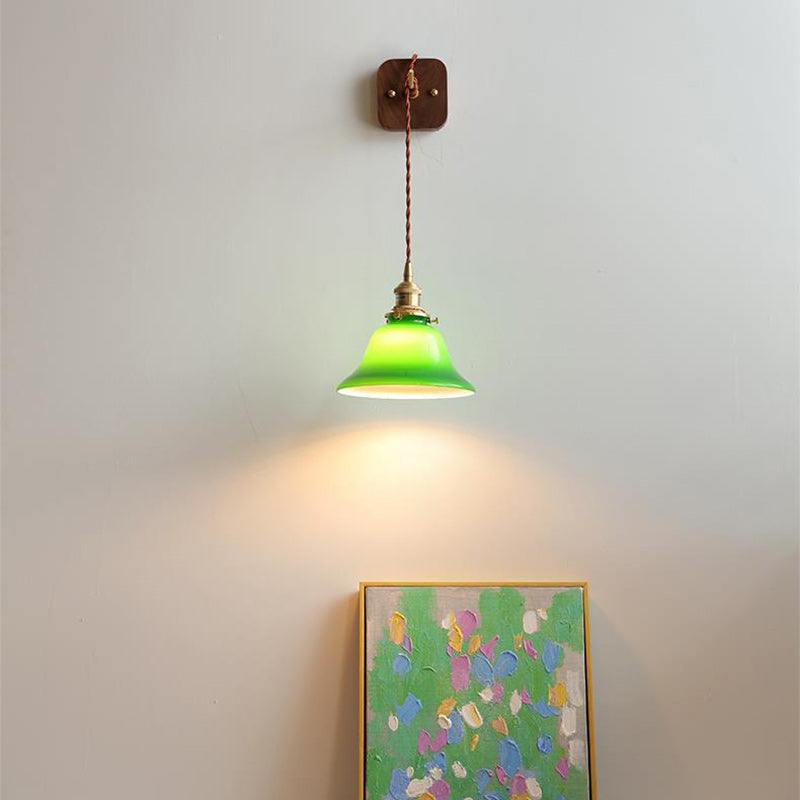 Zeitgenössische Retro Wandlampe aus Messing, Walnussholz und Glas mit Glockenform und Zugschalter, 1-flammig, für das Schlafzimmer 