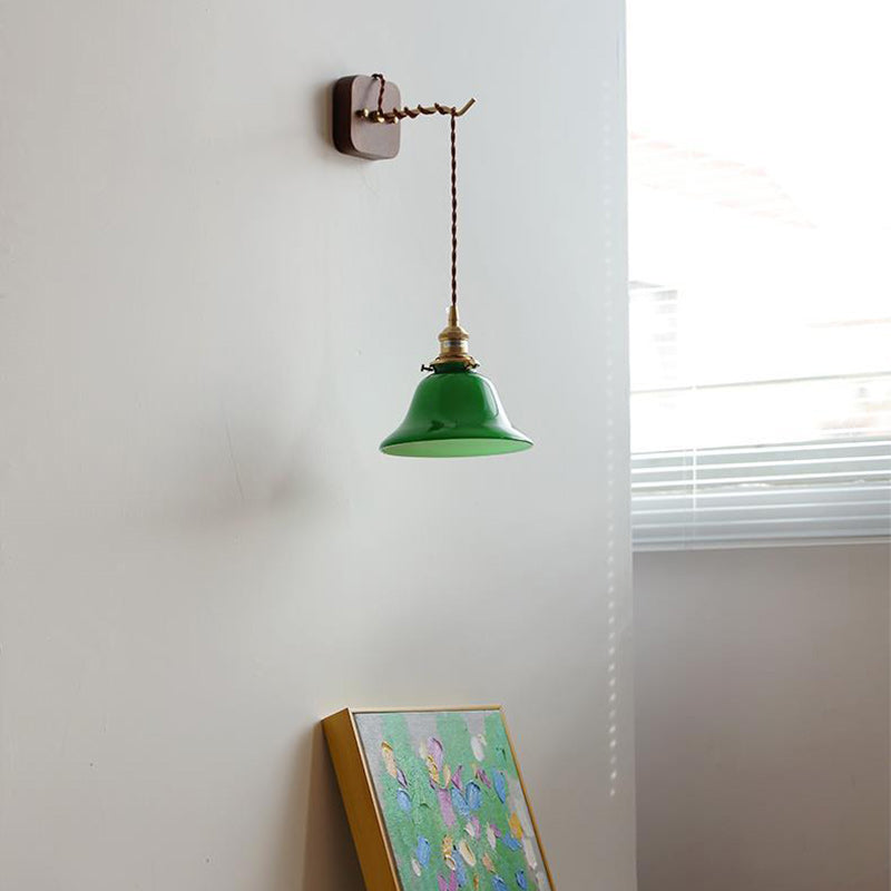 Zeitgenössische Retro Wandlampe aus Messing, Walnussholz und Glas mit Glockenform und Zugschalter, 1-flammig, für das Schlafzimmer 