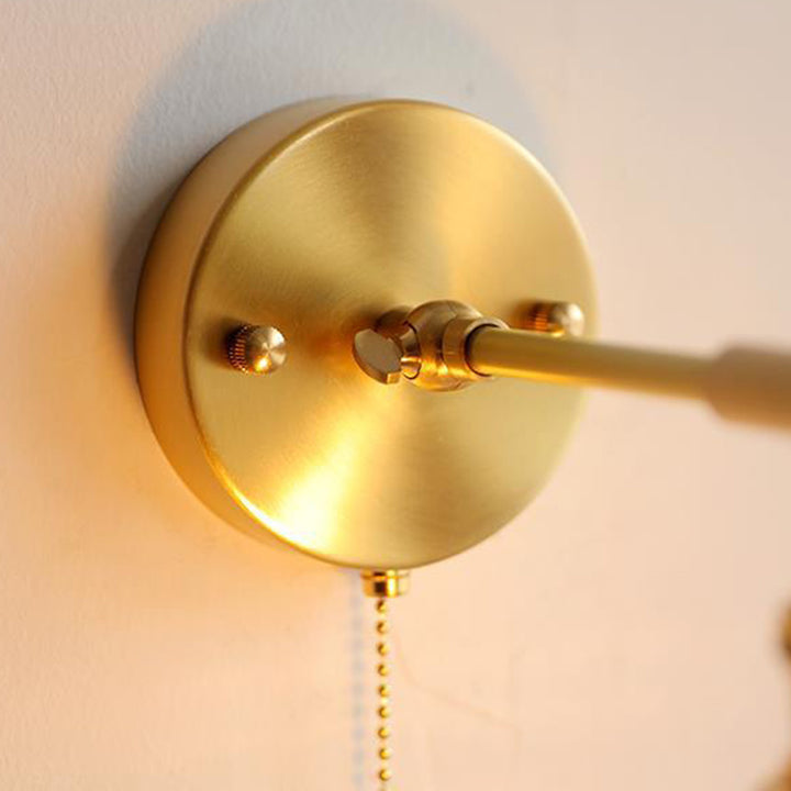 Zeitgenössische Retro Wandlampe aus Messing, Walnussholz und Glas mit Glockenform und Zugschalter, 1-flammig, für das Schlafzimmer 