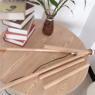 Lampe de sol contemporaine nordique en bois et tissu plissé à trépied 1 lumière pour salon et chambre 