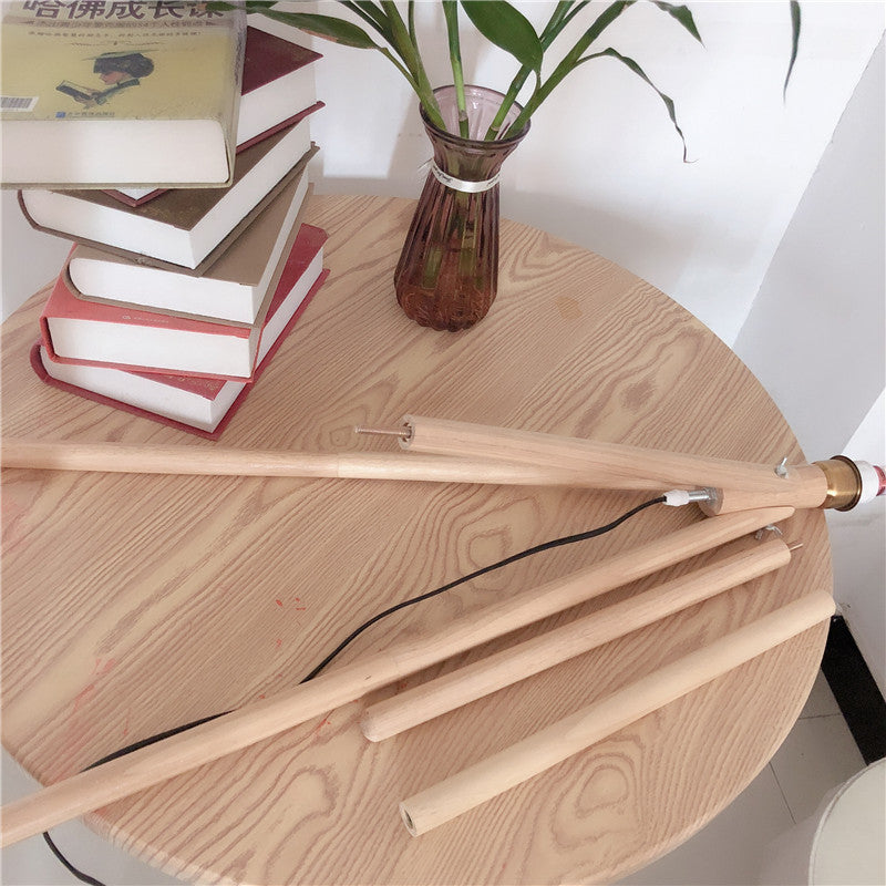 Lampe de sol contemporaine nordique en bois et tissu plissé à trépied 1 lumière pour salon et chambre 