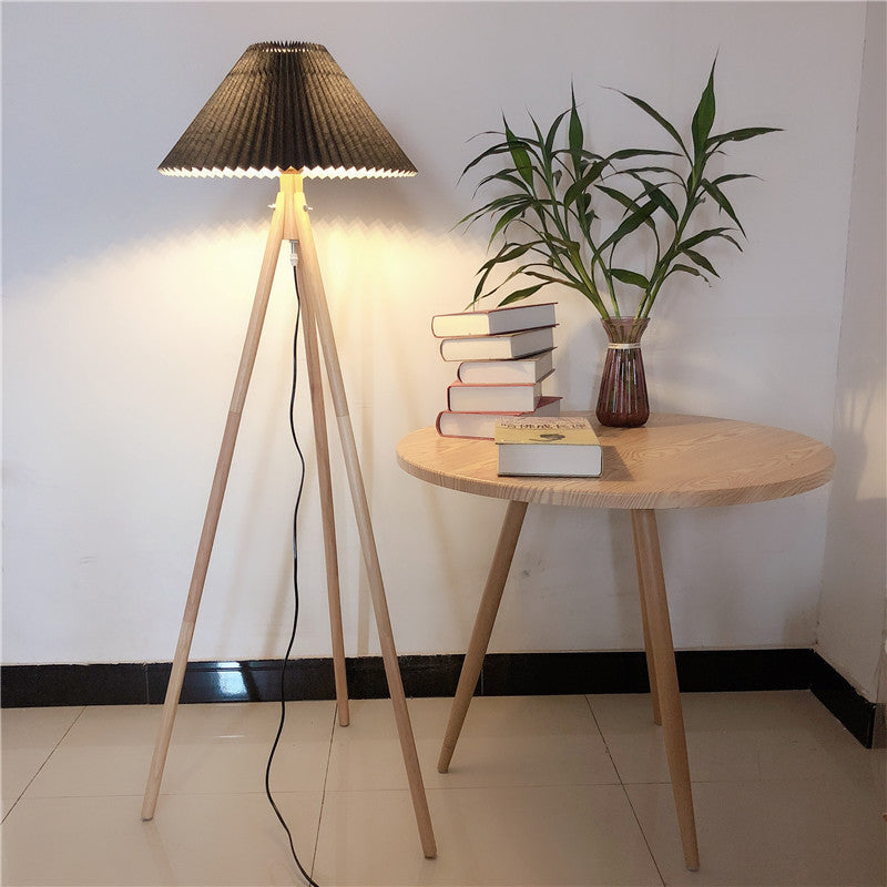 Lampe de sol contemporaine nordique en bois et tissu plissé à trépied 1 lumière pour salon et chambre 