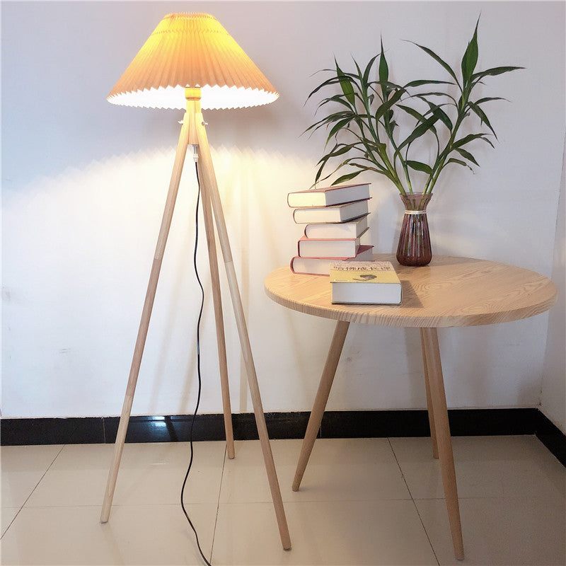 Lampe de sol contemporaine nordique en bois et tissu plissé à trépied 1 lumière pour salon et chambre 