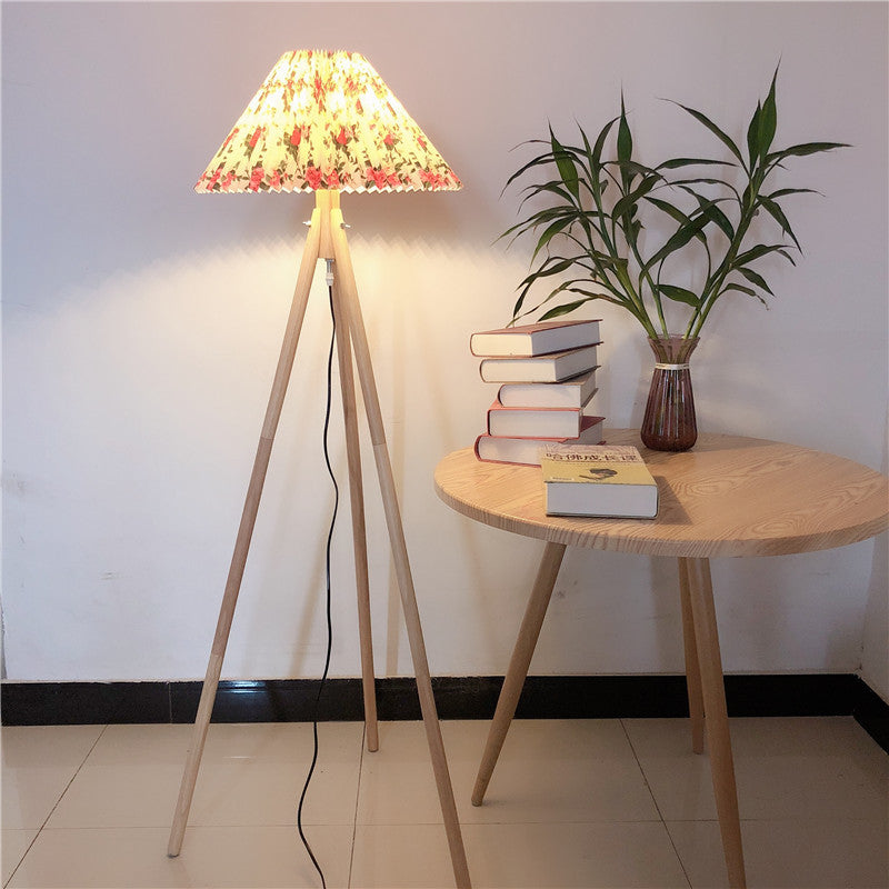 Lampe de sol contemporaine nordique en bois et tissu plissé à trépied 1 lumière pour salon et chambre 