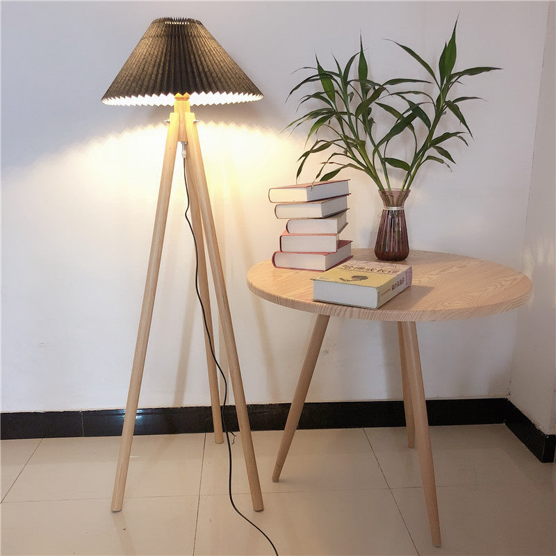 Lampe de sol contemporaine nordique en bois et tissu plissé à trépied 1 lumière pour salon et chambre 