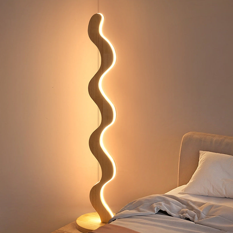 Zeitgenössische kreative Stehlampe aus Eiche & Acryl mit wellenförmigem LED-Design für Wohnzimmer und Schlafzimmer 
