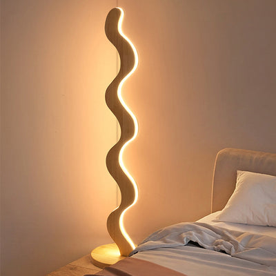 Zeitgenössische kreative Stehlampe aus Eiche & Acryl mit wellenförmigem LED-Design für Wohnzimmer und Schlafzimmer 
