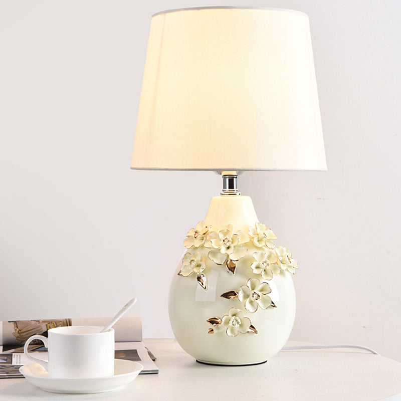 Lampe de table contemporaine nordique en céramique avec colonne florale à 1 lumière pour chambre et salon 