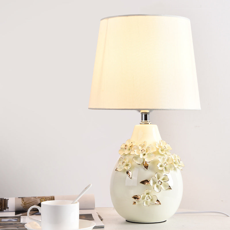 Lampe de table contemporaine nordique en céramique avec colonne florale à 1 lumière pour chambre et salon 