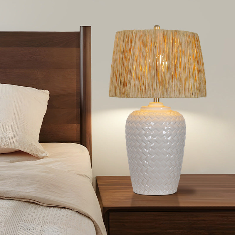 Traditionelle rustikale Keramik- und Raffia-Gittermuster-Glasförmige 1-Licht-Tischlampe für Schlafzimmer und Wohnzimmer 