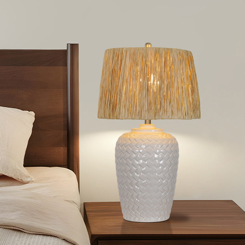 Traditionelle rustikale Keramik- und Raffia-Gittermuster-Glasförmige 1-Licht-Tischlampe für Schlafzimmer und Wohnzimmer 