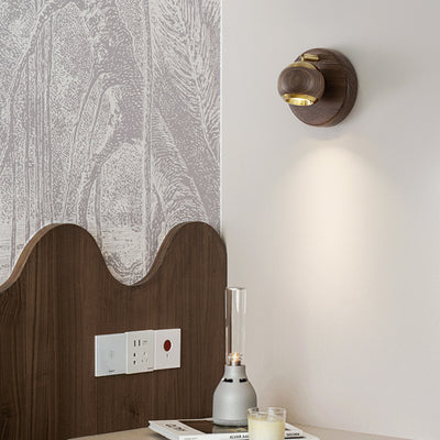 Zeitgenössische Retro Walnuss Aluminium Kugelförmige Verstellbare LED Wandleuchte Spotlampe Für das Bett 