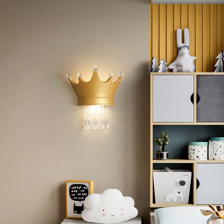 Lámpara de aplique de pared LED con corona de cristal de resina creativa contemporánea para niños para la mesita de noche 