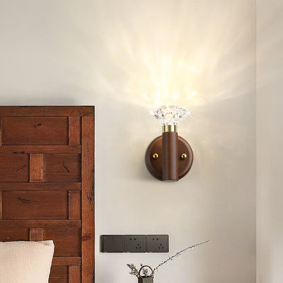 Zeitgenössische Retro Acryl Gummibaum Aluminium Diamant Taschenlampe LED Wandleuchte für das Bett 