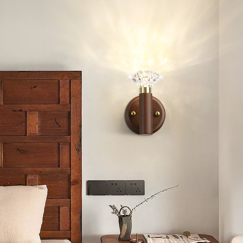 Zeitgenössische Retro Acryl Gummibaum Aluminium Diamant Taschenlampe LED Wandleuchte für das Bett 