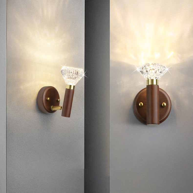 Zeitgenössische Retro Acryl Gummibaum Aluminium Diamant Taschenlampe LED Wandleuchte für das Bett 