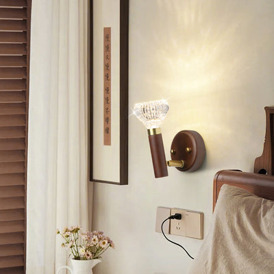 Zeitgenössische Retro Acryl Gummibaum Aluminium Diamant Taschenlampe LED Wandleuchte für das Bett 