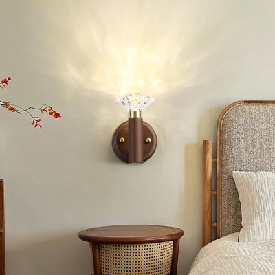 Zeitgenössische Retro Acryl Gummibaum Aluminium Diamant Taschenlampe LED Wandleuchte für das Bett 