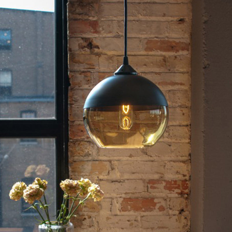 Suspension contemporaine industrielle en fer et verre en forme de cylindre globe à 1 lumière pour salle à manger 