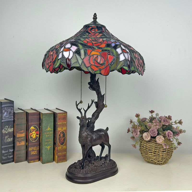 Traditionelle Tiffany-Glas-Eisenkuppel-Hirschfuß-Rosenblume 2-Licht-Tischlampe für Schlafzimmer 