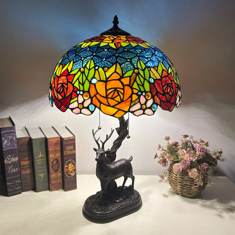 Traditionelle Tiffany-Glas-Eisenkuppel-Hirschfuß-Rosenblume 2-Licht-Tischlampe für Schlafzimmer 