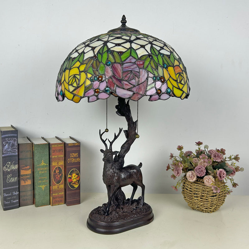 Traditionelle Tiffany-Glas-Eisenkuppel-Hirschfuß-Rosenblume 2-Licht-Tischlampe für Schlafzimmer 