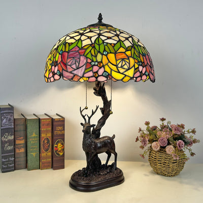 Traditionelle Tiffany-Glas-Eisenkuppel-Hirschfuß-Rosenblume 2-Licht-Tischlampe für Schlafzimmer 