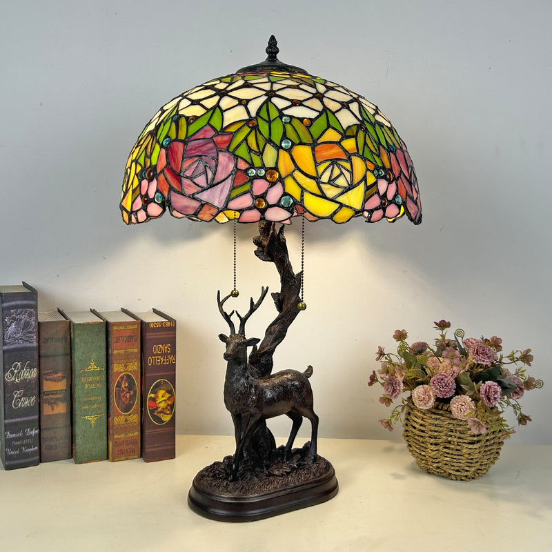 Traditionelle Tiffany-Glas-Eisenkuppel-Hirschfuß-Rosenblume 2-Licht-Tischlampe für Schlafzimmer 