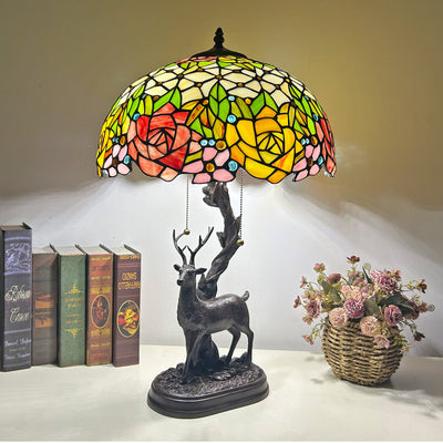 Traditionelle Tiffany-Glas-Eisenkuppel-Hirschfuß-Rosenblume 2-Licht-Tischlampe für Schlafzimmer 