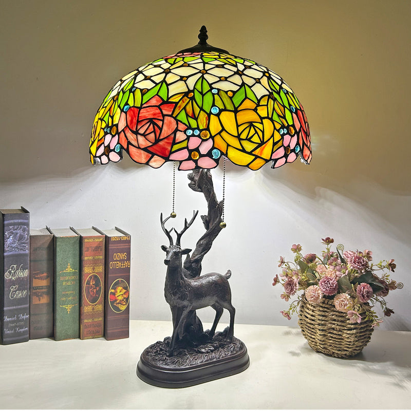 Traditionelle Tiffany-Glas-Eisenkuppel-Hirschfuß-Rosenblume 2-Licht-Tischlampe für Schlafzimmer 
