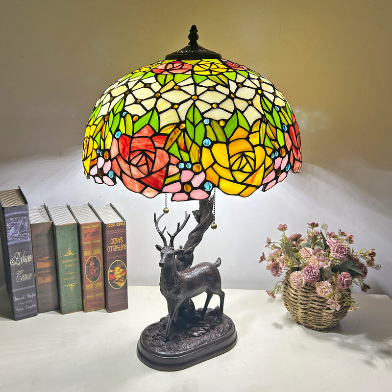 Traditionelle Tiffany-Glas-Eisenkuppel-Hirschfuß-Rosenblume 2-Licht-Tischlampe für Schlafzimmer 