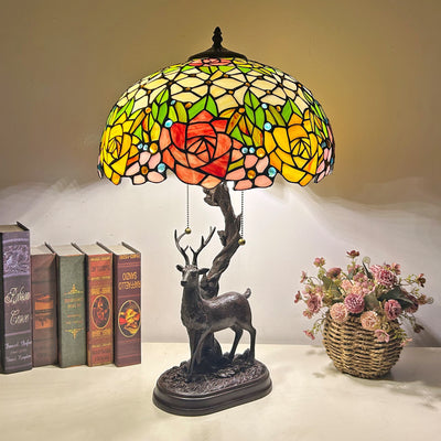 Traditionelle Tiffany-Glas-Eisenkuppel-Hirschfuß-Rosenblume 2-Licht-Tischlampe für Schlafzimmer 
